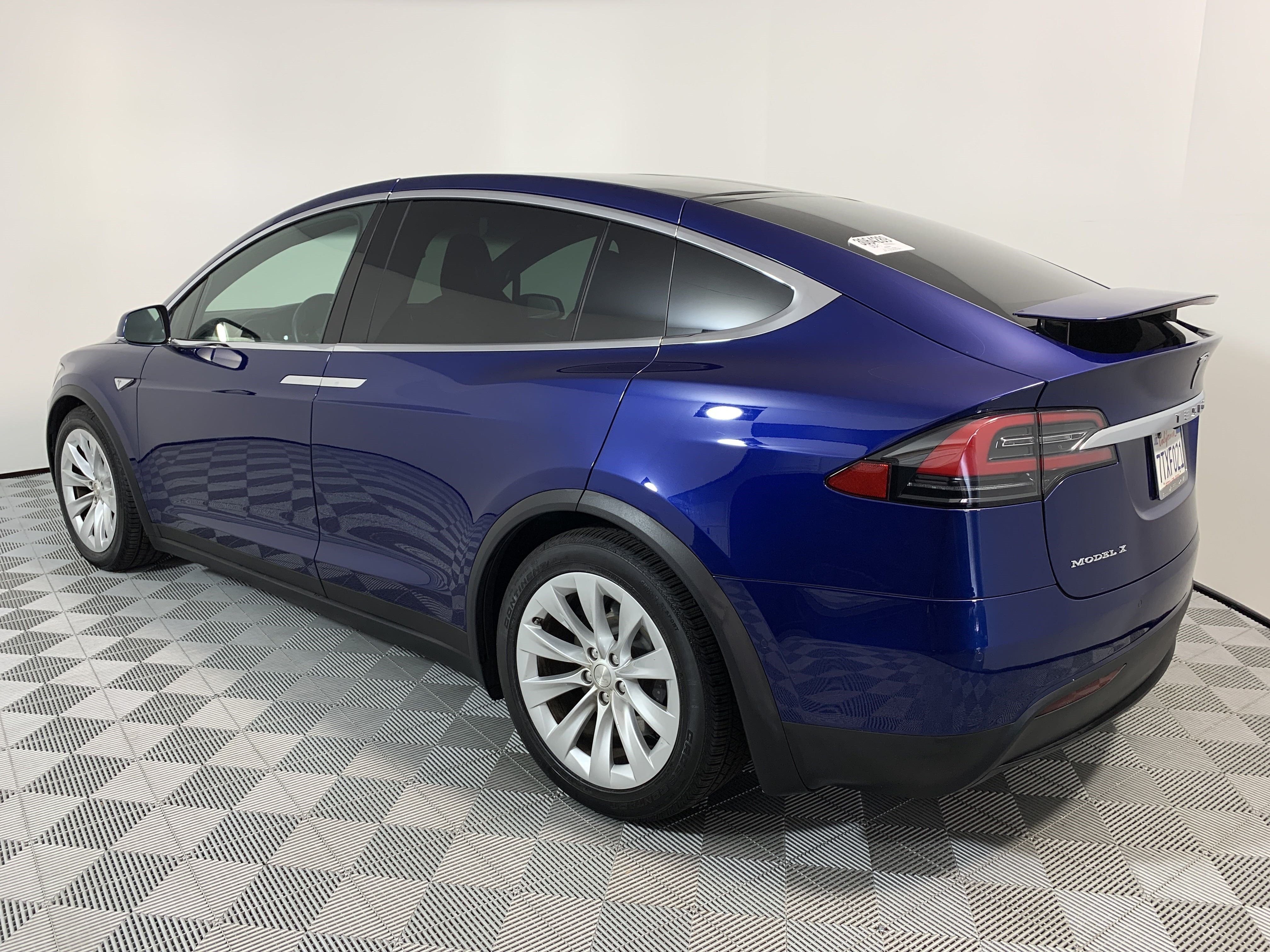 Tesla Model X Blue With Black Interior / Tesla Model Y Delivery Ramp Resumes With White Awd Long Range Models - The model x comes with the premium interior, including all black leather seats as standard or the choice of optional white or cream leather upholstery.